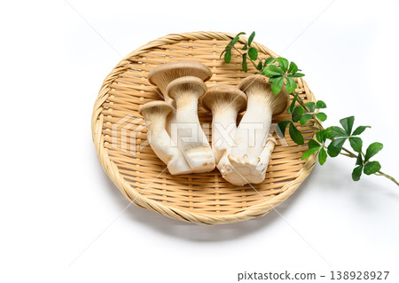 新鮮杏鮑菇,裝在籃子裡 新鮮杏鮑菇,裝在籃子裡 138928927