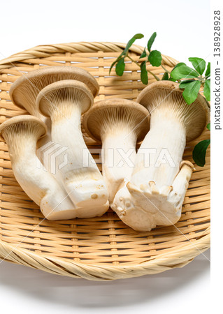 新鮮杏鮑菇,裝在籃子裡 新鮮杏鮑菇,裝在籃子裡 138928928