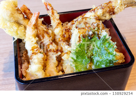 一份天婦羅蓋飯,裡面有美味的炸蝦天婦羅、炸鰻魚天婦羅等等。 一份天婦羅蓋飯,裡面有美味的炸蝦天婦羅、炸鰻魚天婦羅等等。 138929254