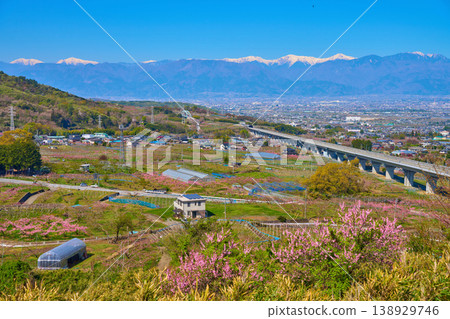 春季從山梨縣笛吹市禦坂町花蝶山展望台向西眺望（笛吹市、南阿爾卑斯山脈、甲府盆地、南阿爾卑斯山脈城市等） 138929746