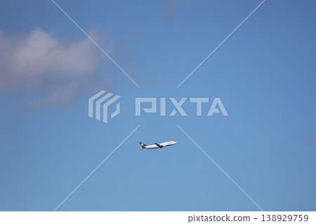 一架飛往德國的國際航班從羽田機場起飛。 138929759