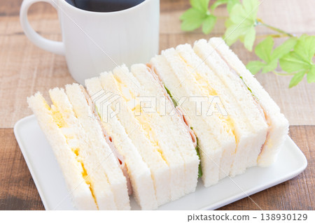 早餐是美味的什錦三明治和咖啡。 早餐是美味的什錦三明治和咖啡。 138930129
