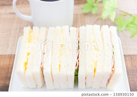 早餐是美味的什錦三明治和咖啡。 早餐是美味的什錦三明治和咖啡。 138930130