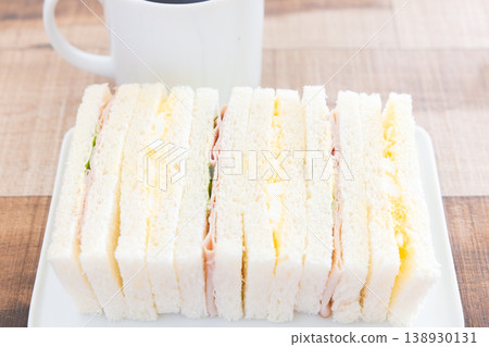 早餐是美味的什錦三明治和咖啡。 早餐是美味的什錦三明治和咖啡。 138930131