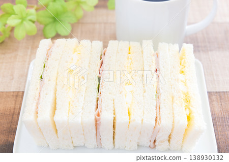 早餐是美味的什錦三明治和咖啡。 早餐是美味的什錦三明治和咖啡。 138930132