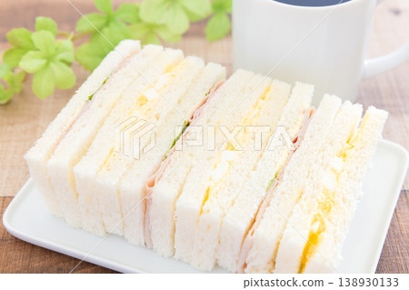 早餐是美味的什錦三明治和咖啡。 早餐是美味的什錦三明治和咖啡。 138930133