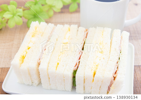 早餐是美味的什錦三明治和咖啡。 早餐是美味的什錦三明治和咖啡。 138930134