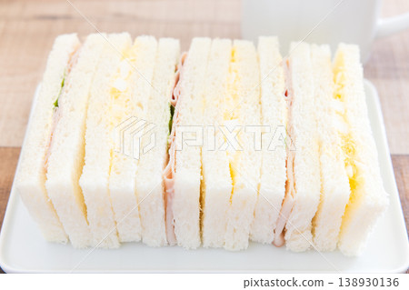 早餐是美味的什錦三明治和咖啡。 早餐是美味的什錦三明治和咖啡。 138930136