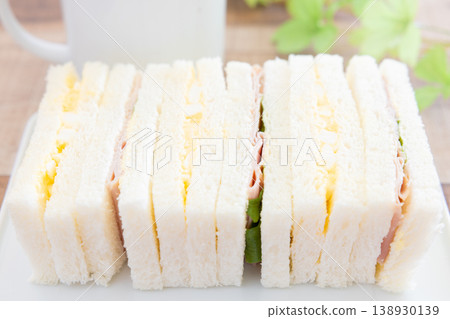 早餐是美味的什錦三明治和咖啡。 早餐是美味的什錦三明治和咖啡。 138930139
