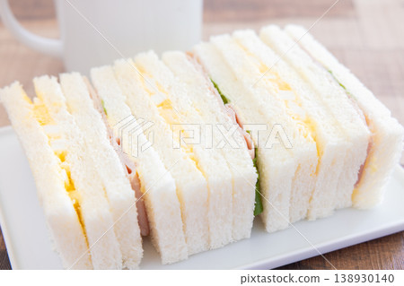 早餐是美味的什錦三明治和咖啡。 138930140