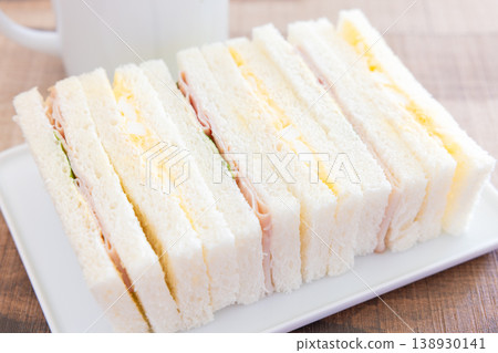 早餐是美味的什錦三明治和咖啡。 138930141