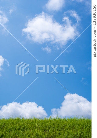 清新的夏日天空和草地 清新的夏日天空和草地 138930150