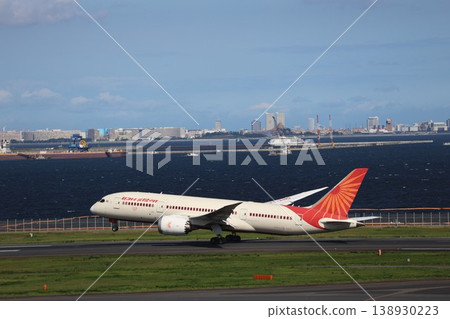 一架印度航空國際航班從羽田機場起飛。 一架印度航空國際航班從羽田機場起飛。 138930223