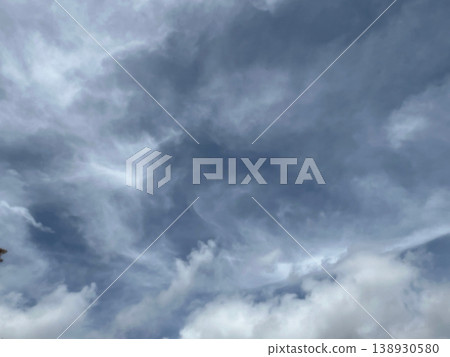 春日裡翻騰的雲朵——天空佈滿了流動的雲。 138930580