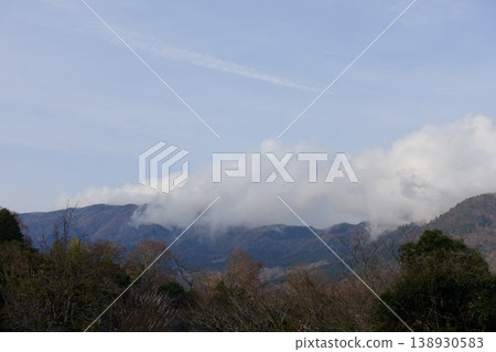 A cloud over the mountain 138930583
