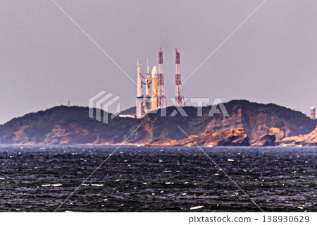 從種子島宇宙中心發射的H-III火箭和海景。 從種子島宇宙中心發射的H-III火箭和海景。 138930629