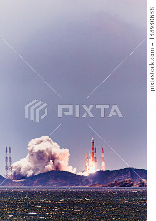 H-III火箭發射的瞬間，白煙和火焰蔓延開來。 138930638