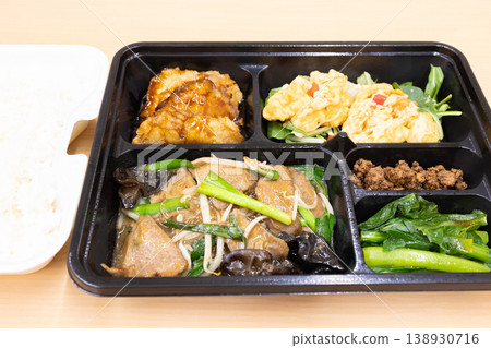 美味的中國菜,例如韭菜炒肝和米飯。 美味的中國菜,例如韭菜炒肝和米飯。 138930716