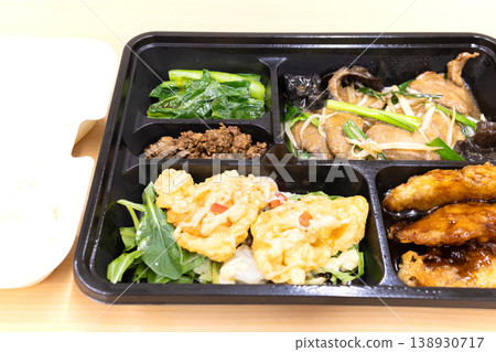 美味的中國菜,例如韭菜炒肝和米飯。 美味的中國菜,例如韭菜炒肝和米飯。 138930717