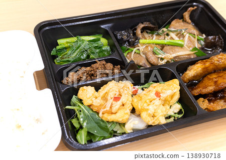 美味的中國菜,例如韭菜炒肝和米飯。 美味的中國菜,例如韭菜炒肝和米飯。 138930718