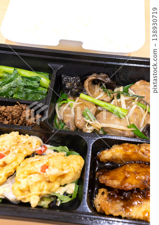 美味的中國菜,例如韭菜炒肝和米飯。 美味的中國菜,例如韭菜炒肝和米飯。 138930719