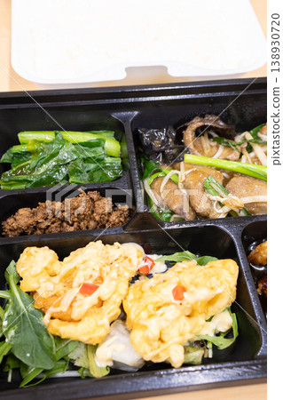美味的中國菜,例如韭菜炒肝和米飯。 美味的中國菜,例如韭菜炒肝和米飯。 138930720