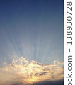 透過雲層的光線，暮色中的光芒，以及美麗的藍色晨空。 138930728