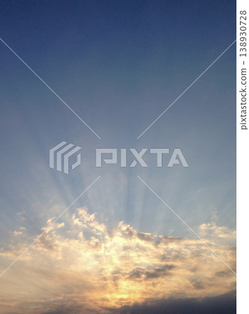 透過雲層的光線，暮色中的光芒，以及美麗的藍色晨空。 138930728