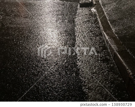 夜間雨水浸濕的瀝青路面紋理以及路面上的光線 夜間雨水浸濕的瀝青路面紋理以及路面上的光線 138930729