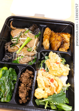 美味的中國菜,例如韭菜炒肝和米飯。 美味的中國菜,例如韭菜炒肝和米飯。 138930757