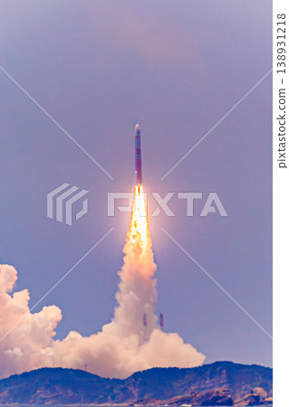 火箭發射瞬間，以熱帶海洋為背景。 138931218