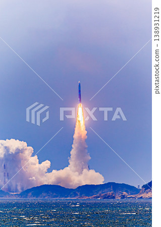The H-III rocket, accompanied by white smoke and flames, heads towards space. 138931219