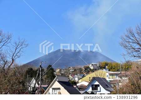 春日里，大室山燃燒的景象。 138931296