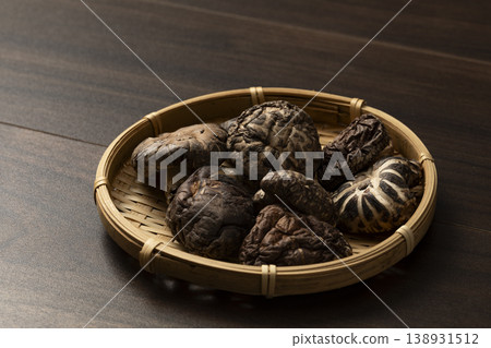 籃子裝的唐科蘑菇 138931512