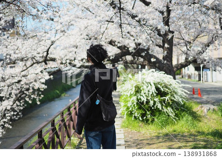 一位攝影師正在拍攝盛開的櫻花。 138931868