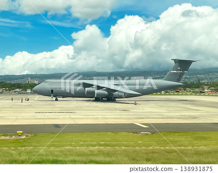 一架C-5運輸機停放在檀香山-希卡姆空軍基地。 一架C-5運輸機停放在檀香山-希卡姆空軍基地。 138931875