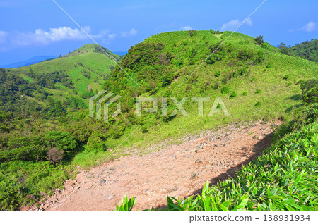 Izu Peninsula's Izuyama Ridge Trail: Mount Kokiyama summit in summer Izu Peninsula's Izuyama Ridge Trail: Mount Kokiyama summit in summer 138931934