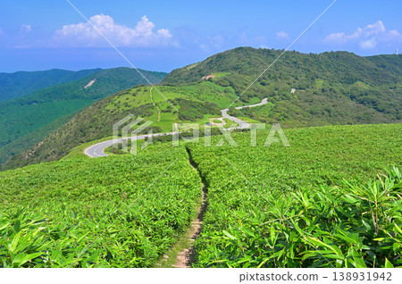 從伊豆半島伊豆山脊步道上的達摩山眺望金冠山和小達摩山的夏季景色。 從伊豆半島伊豆山脊步道上的達摩山眺望金冠山和小達摩山的夏季景色。 138931942
