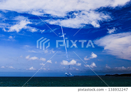 從中山海岸看到的H-III火箭發射及其橫跨藍天的飛行軌跡。 138932247