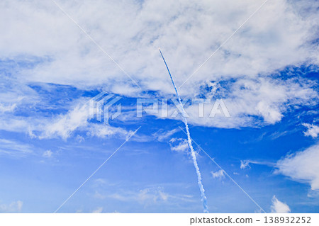 H-III火箭的飛行軌跡穿透了藍天和雲層。 138932252