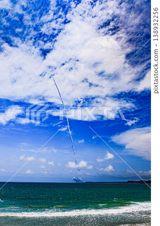 從海岸邊看到的H-III火箭及其動態煙霧尾跡。 138932256