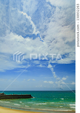 The curving flight path of the rocket against the vast blue sky (H3 rocket) 138932263
