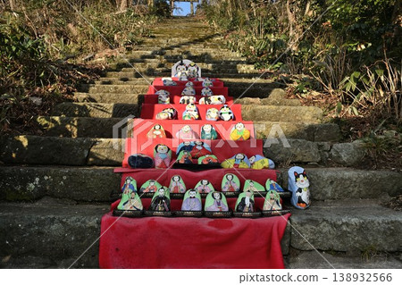 A tiered display of Hina dolls at the Shokonsha shrine (Iwamuro Onsen, Nishikan-ku, Niigata City, Niigata Prefecture) A tiered display of Hina dolls at the Shokonsha shrine (Iwamuro Onsen, Nishikan-ku, Niigata City, Niigata Prefecture) 138932566