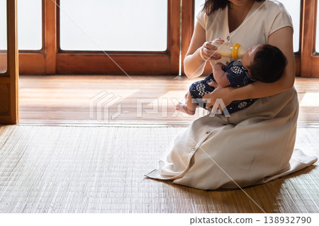 Mother who makes the baby drink milk 138932790