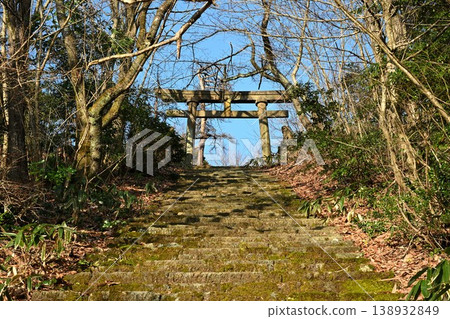 Stone steps and torii gate of the Shokonsha shrine (Iwamuro Onsen, Nishikan-ku, Niigata City, Niigata Prefecture) Stone steps and torii gate of the Shokonsha shrine (Iwamuro Onsen, Nishikan-ku, Niigata City, Niigata Prefecture) 138932849