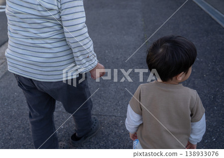 男孩行走時的背影 男孩行走時的背影 138933076