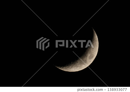 新月漂浮在夜空中 新月漂浮在夜空中 138933077
