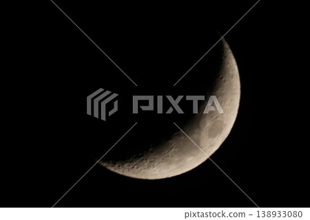 新月漂浮在夜空中 138933080