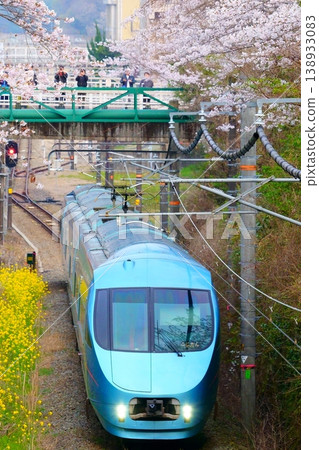 [Spring scenery on the Gotemba Line] The Limited Express Fujisan surrounded by cherry blossoms in full bloom 138933083