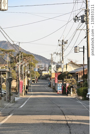 Straight roads and streetscape of Iwamuro Onsen town (Iwamuro Onsen, Nishikan-ku, Niigata City, Niigata Prefecture) Straight roads and streetscape of Iwamuro Onsen town (Iwamuro Onsen, Nishikan-ku, Niigata City, Niigata Prefecture) 138933111